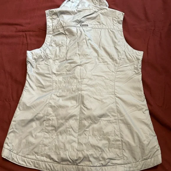 Columbia Light Grey Quilted Vest with Fleece Collar - Picture 5 of 7